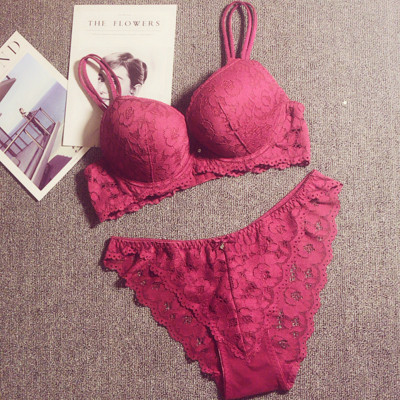 Κομψό γυναικείο  εσώρουχο με δαντέλα σε διάφορα χρώματα