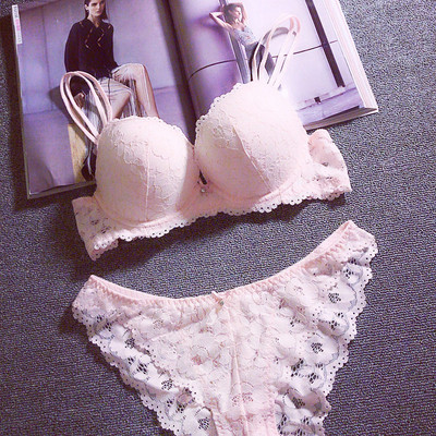 Κομψό γυναικείο  εσώρουχο με δαντέλα σε διάφορα χρώματα