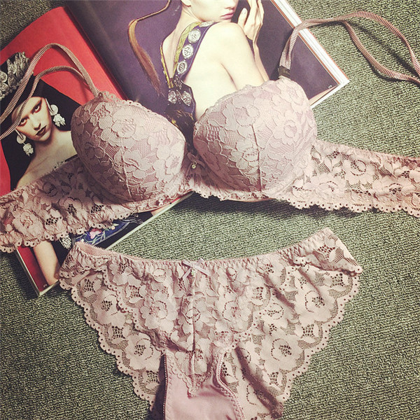 Κομψό γυναικείο  εσώρουχο με δαντέλα σε διάφορα χρώματα