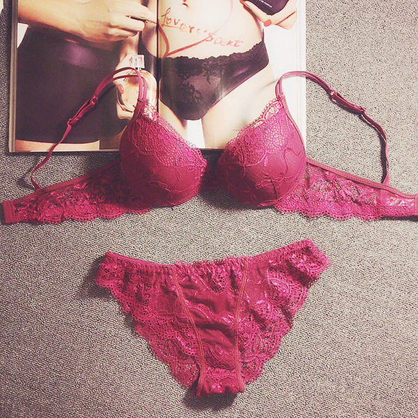 Μοντέρνα εσώρουχα σε τέσσερα χρώματα