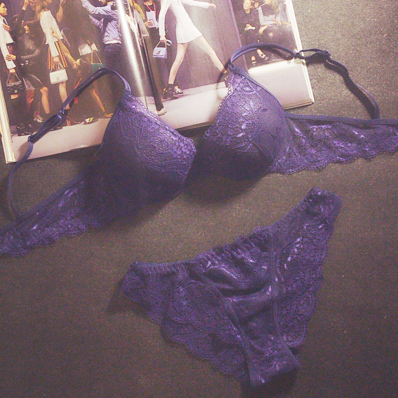 Μοντέρνα εσώρουχα σε τέσσερα χρώματα