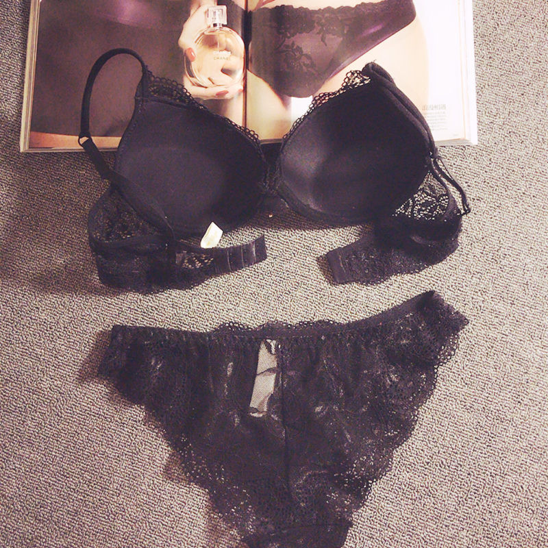 Μοντέρνα εσώρουχα σε τέσσερα χρώματα