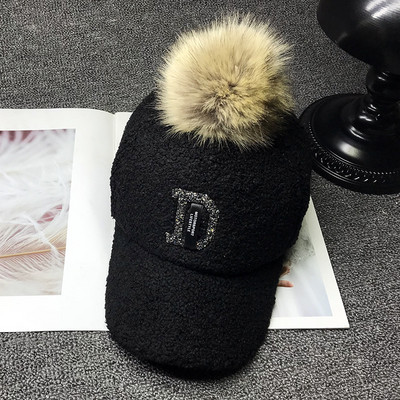 Pălărie modernă pentru femei cu puf în alb-negru