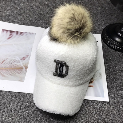 Pălărie modernă pentru femei cu puf în alb-negru