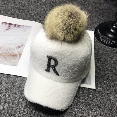 Pălărie modernă pentru femei cu puf în alb-negru