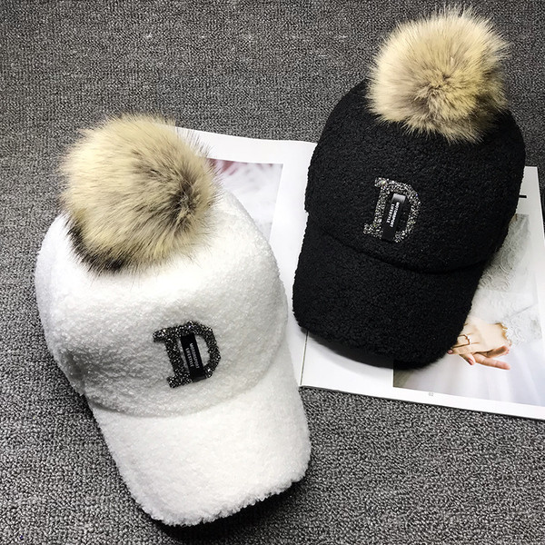 Pălărie modernă pentru femei cu puf în alb-negru