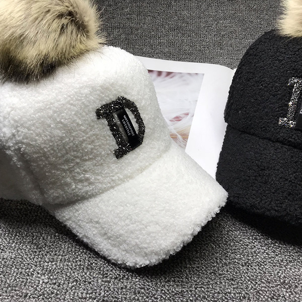 Pălărie modernă pentru femei cu puf în alb-negru