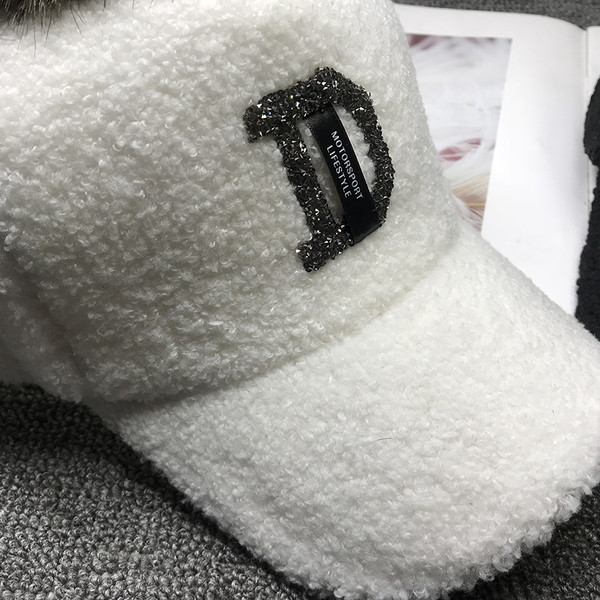 Pălărie modernă pentru femei cu puf în alb-negru