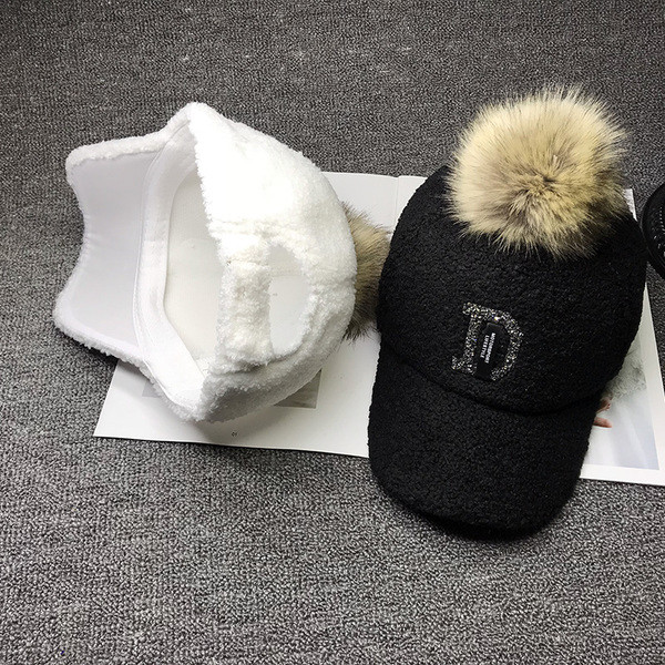 Pălărie modernă pentru femei cu puf în alb-negru