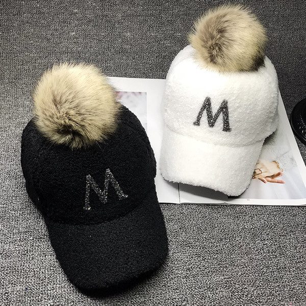 Pălărie modernă pentru femei cu puf în alb-negru