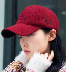 Sport-alkalmi sapka napellenzővel, különböző színekben