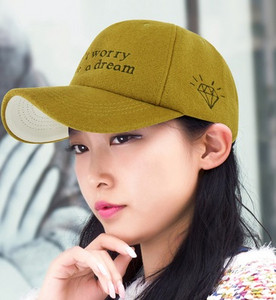 Sport-alkalmi sapka napellenzővel, különböző színekben