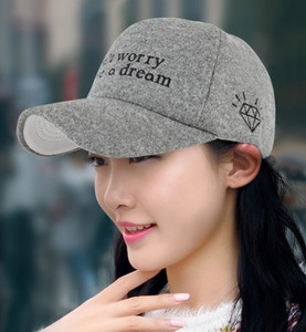 Sport-alkalmi sapka napellenzővel, különböző színekben