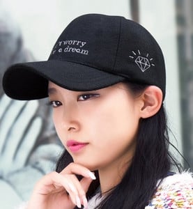 Sport-alkalmi sapka napellenzővel, különböző színekben