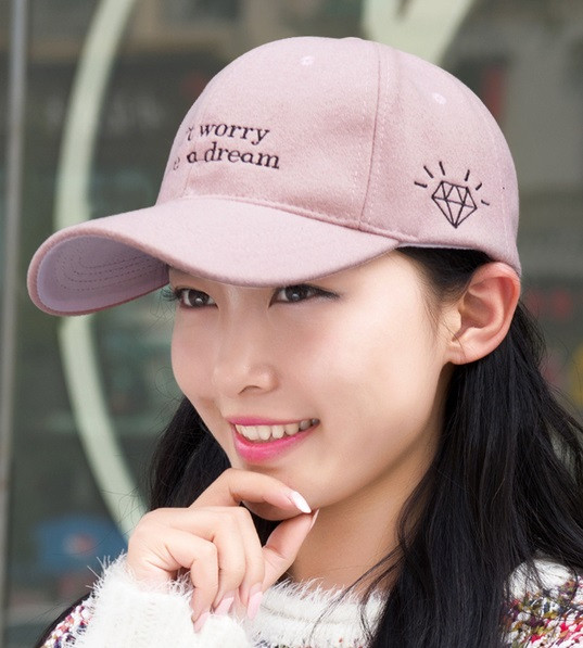 Sport-alkalmi sapka napellenzővel, különböző színekben