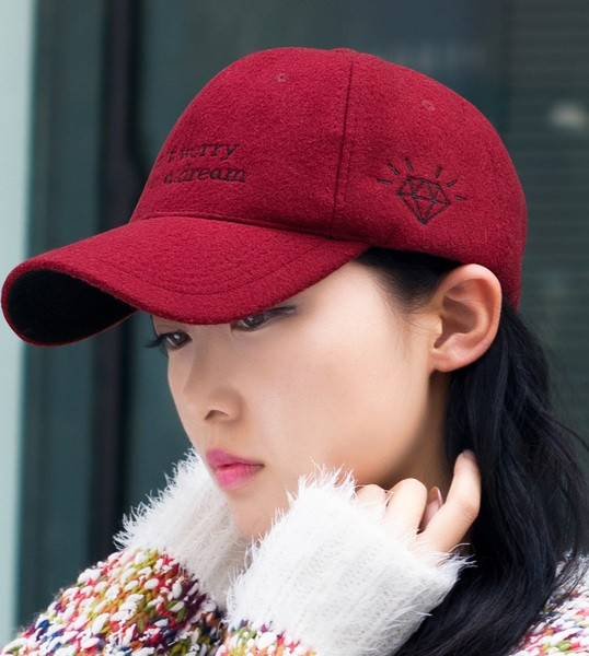 Sport-alkalmi sapka napellenzővel, különböző színekben