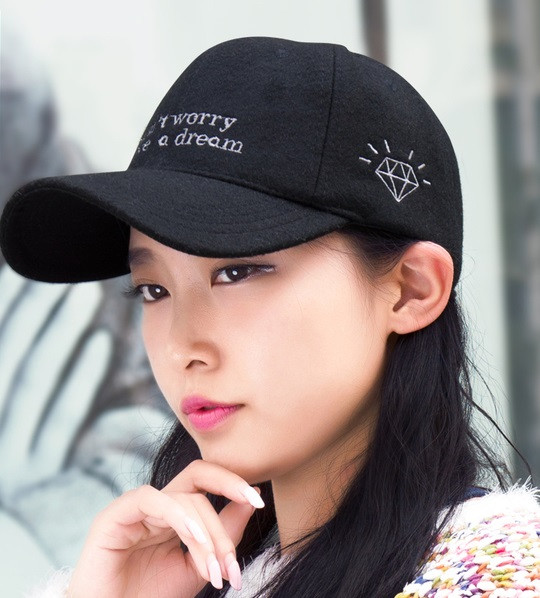 Sport-alkalmi sapka napellenzővel, különböző színekben