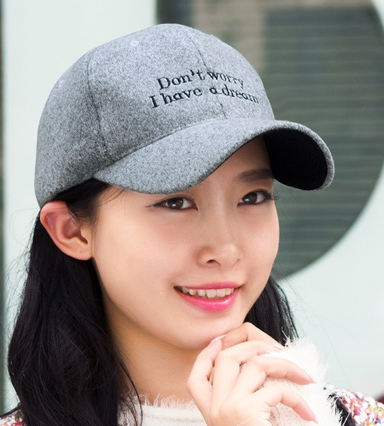 Sport-alkalmi sapka napellenzővel, különböző színekben