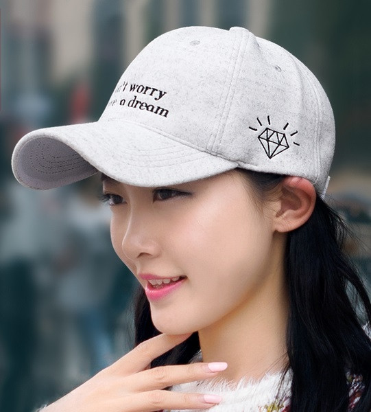 Sport-alkalmi sapka napellenzővel, különböző színekben