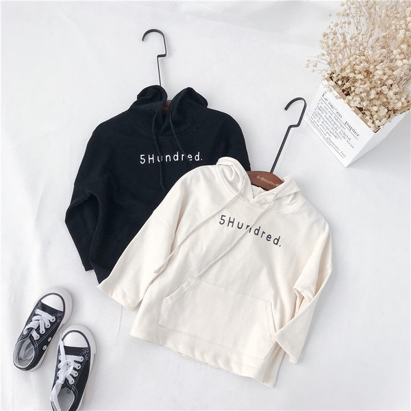 Hanorac pentru copii cu glugă și inscripție alb-negru