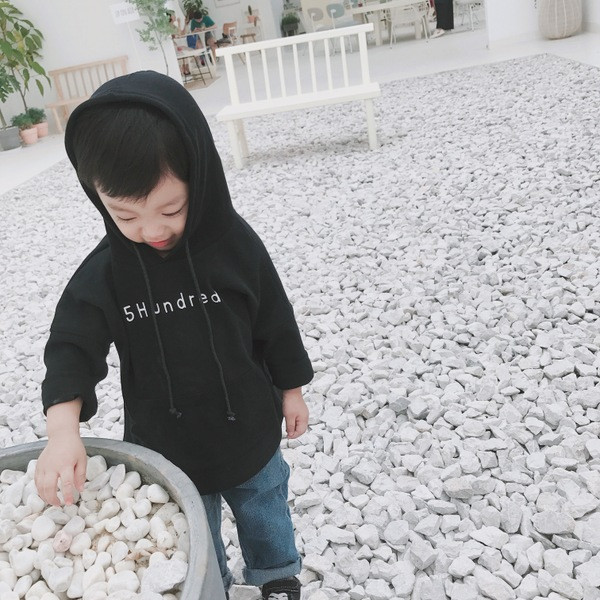 Hanorac pentru copii cu glugă și inscripție alb-negru