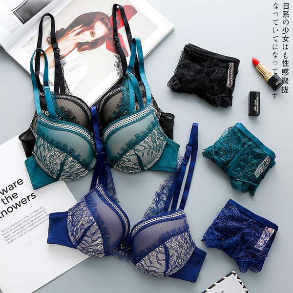 Комплект дамско бельо в три цвята с дантела