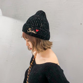 Pălărie pentru femei de zi cu zi cu o inscripție în diferite culori