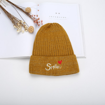 Pălărie pentru femei de zi cu zi cu o inscripție în diferite culori