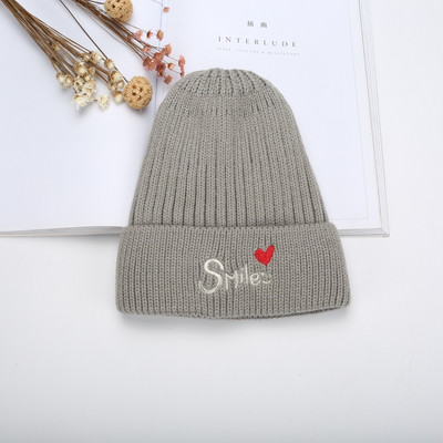 Pălărie pentru femei de zi cu zi cu o inscripție în diferite culori