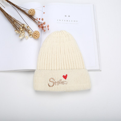 Pălărie pentru femei de zi cu zi cu o inscripție în diferite culori