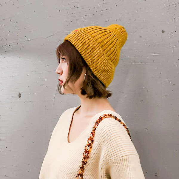 Pălărie pentru femei de zi cu zi cu o inscripție în diferite culori