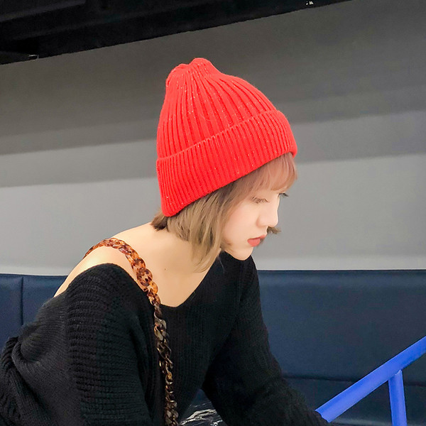 Pălărie pentru femei de zi cu zi cu o inscripție în diferite culori