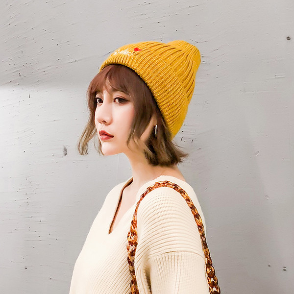 Pălărie pentru femei de zi cu zi cu o inscripție în diferite culori