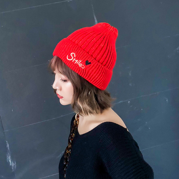 Pălărie pentru femei de zi cu zi cu o inscripție în diferite culori