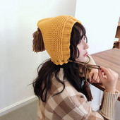 Небрежна дамска шапка с пискюли в няколко цвята