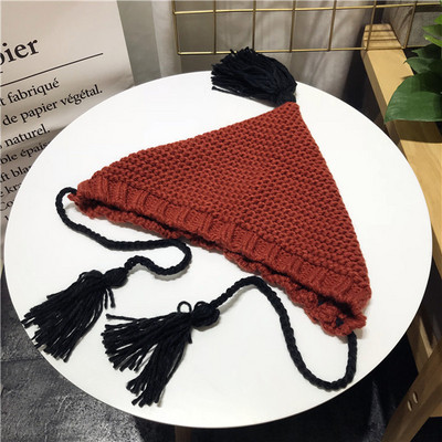 Небрежна дамска шапка с пискюли в няколко цвята