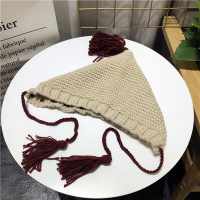 Небрежна дамска шапка с пискюли в няколко цвята