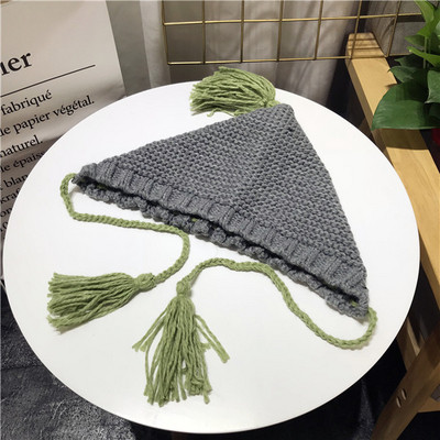 Небрежна дамска шапка с пискюли в няколко цвята