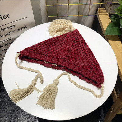 Небрежна дамска шапка с пискюли в няколко цвята