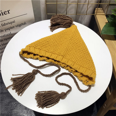 Небрежна дамска шапка с пискюли в няколко цвята