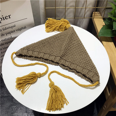 Небрежна дамска шапка с пискюли в няколко цвята