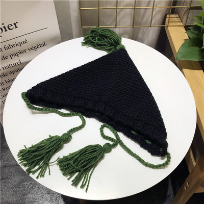 Небрежна дамска шапка с пискюли в няколко цвята