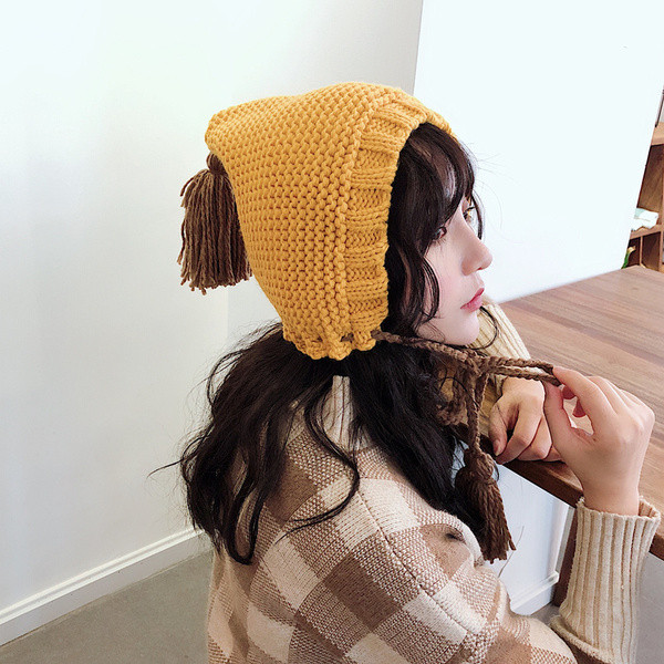 Небрежна дамска шапка с пискюли в няколко цвята