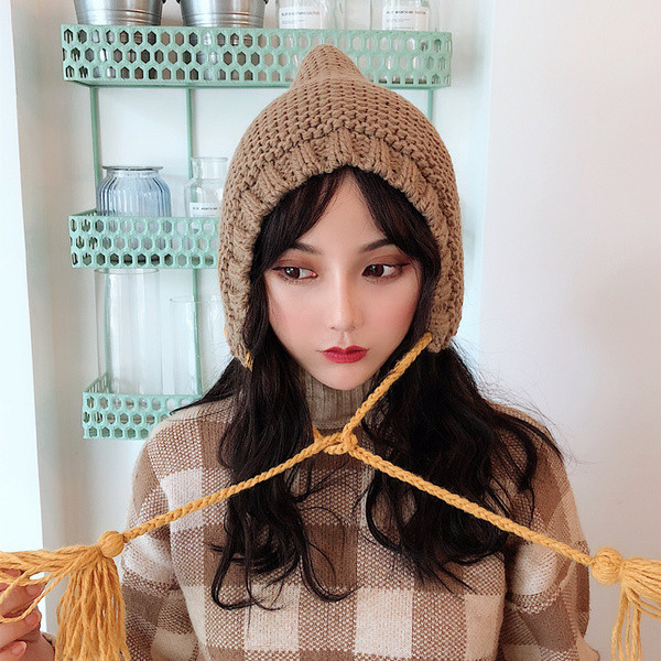 Небрежна дамска шапка с пискюли в няколко цвята