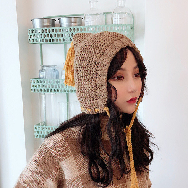 Небрежна дамска шапка с пискюли в няколко цвята