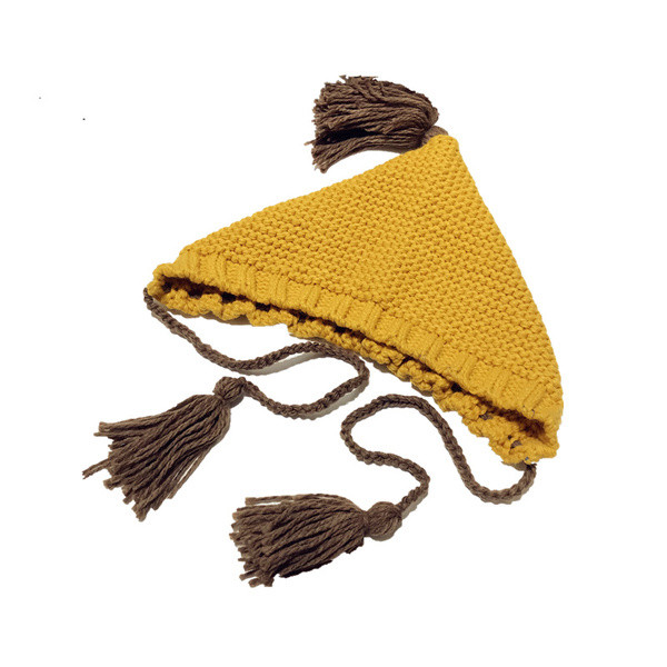 Небрежна дамска шапка с пискюли в няколко цвята