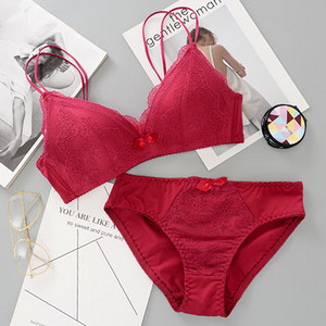 Стилен комплект дамско бельо с презрамки