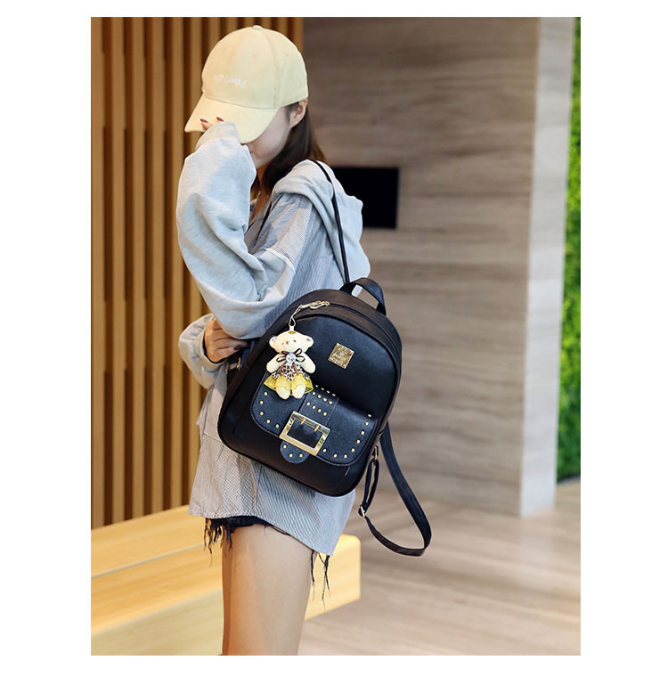 Rucsac de dama model actual cu elemente metalice in mai multe culori