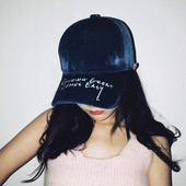 Pălărie modernă de damă cu vizor cu inscripție în mai multe culori