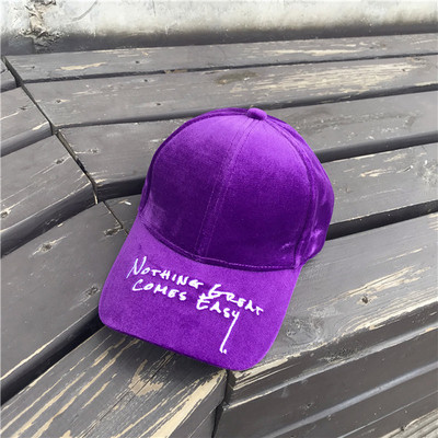 Pălărie modernă de damă cu vizor cu inscripție în mai multe culori